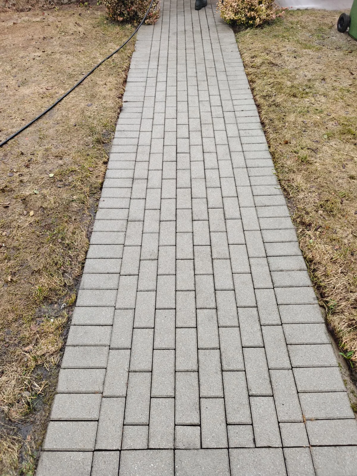 Chodnik z kostki brukowej po myciu