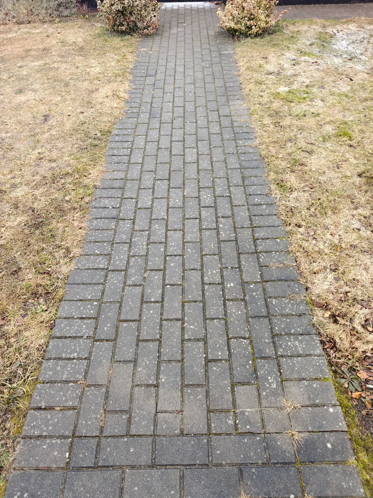 Chodnik z kostki brukowej przed myciem