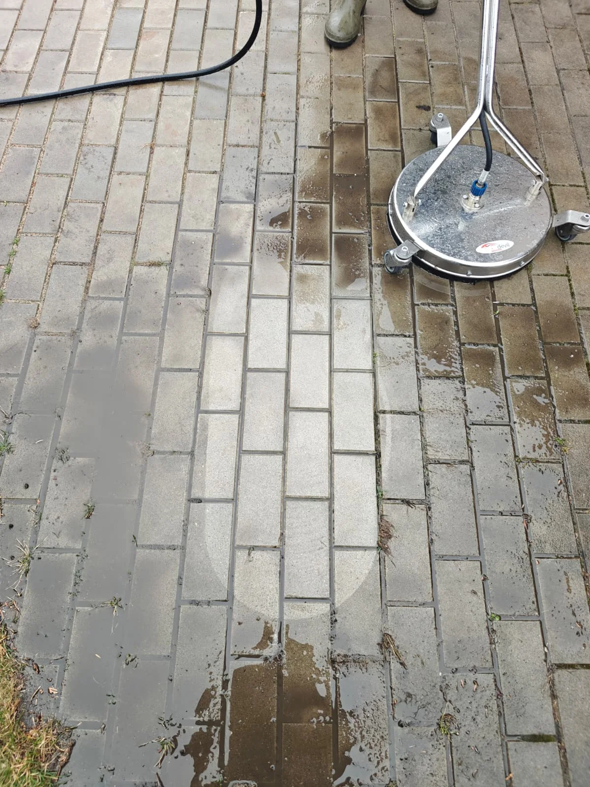 Czyszczenie kostki brukowej przystawką powierzchniową