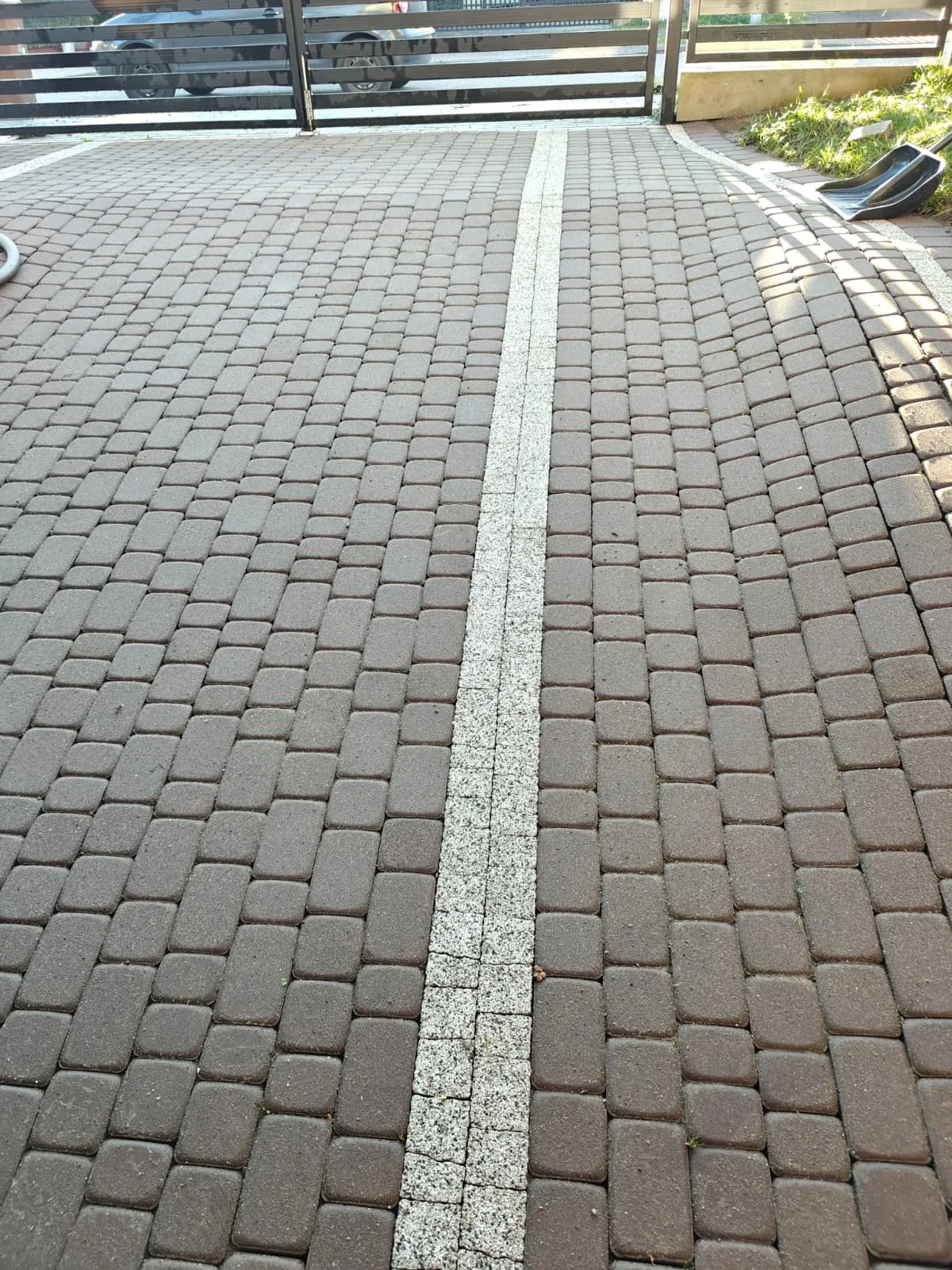 Podjazd z kostki brukowej po myciu przez BAREI