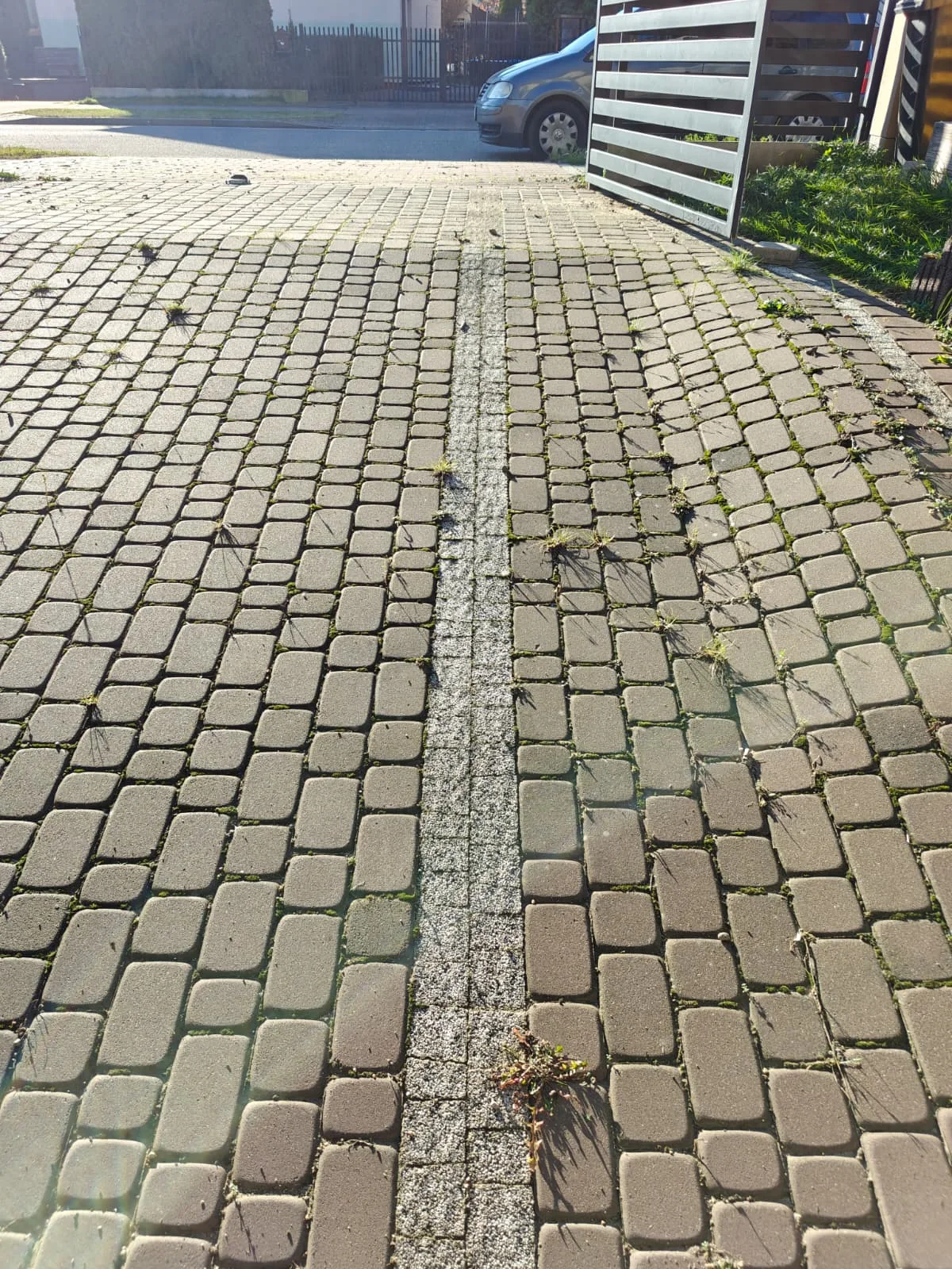 Podjazd z bruku przed myciem